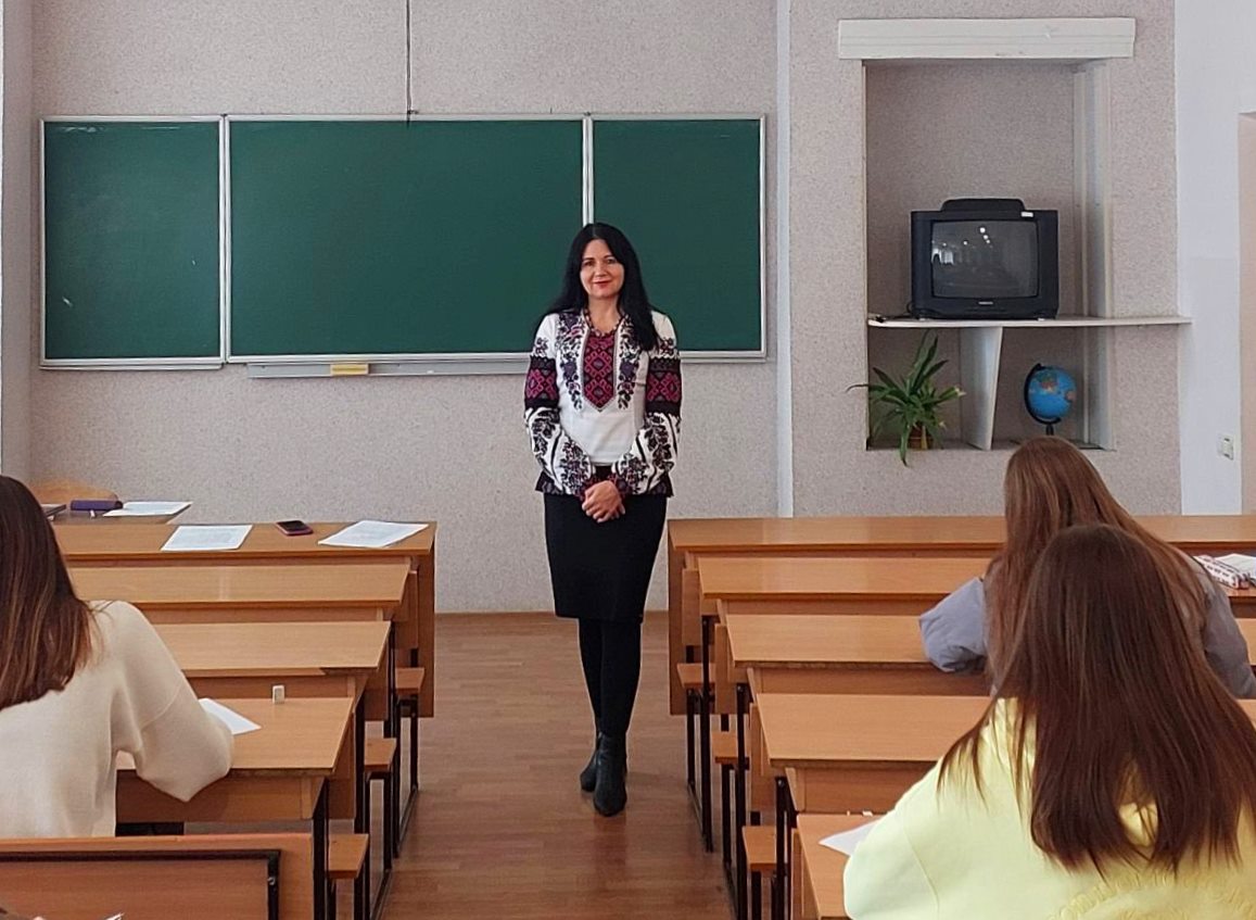 Координаторка конкурсу Олеся Мединська з учасниками заходу.jpg.jpg